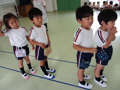 少し緊張気味の子ども達