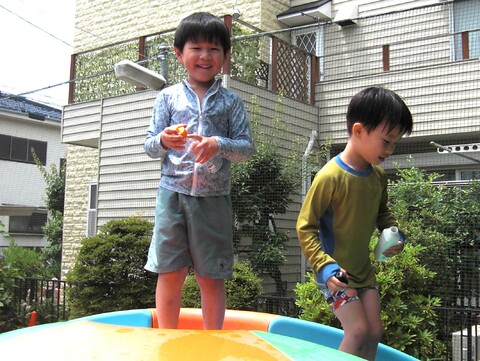 つるつるお山の上から水遊び！