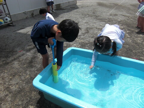 水鉄砲にたくさん水を入れるよ！