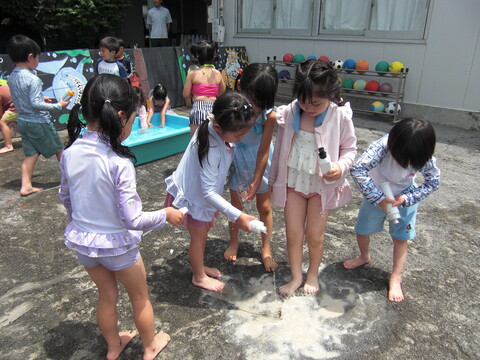 ねえねえみんなでもっと大きな水溜りにしよう