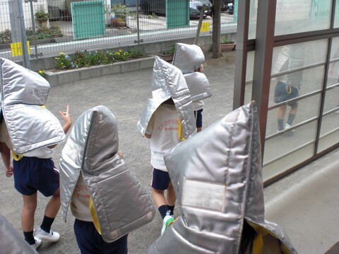 うわばきのまま園庭へ