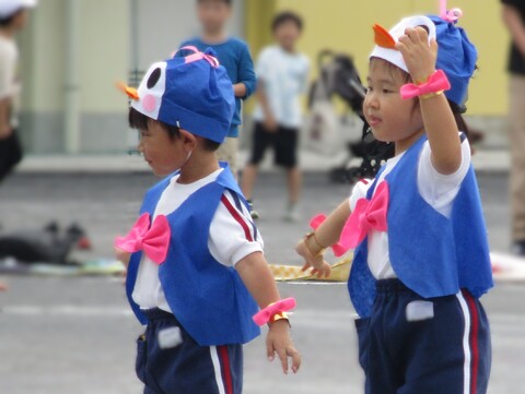 年少組　リズム　「ロケットペンギン」