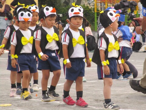 年少組　リズム　「ロケットペンギン」