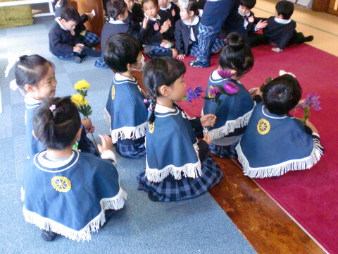 献花をしてくれるお友達。