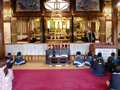 静かにお話を聞いています。