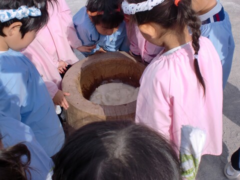 みんなでついたおもちみてるよ。