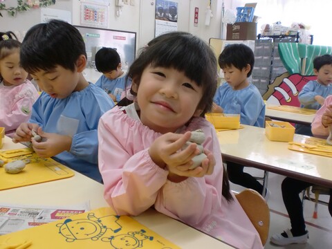 ねんど遊びで鏡もちを作ったよ。