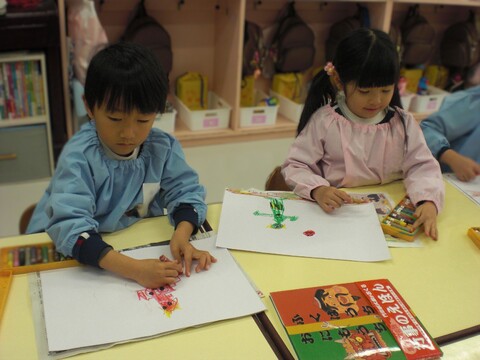 思い出しながら一生懸命描きます